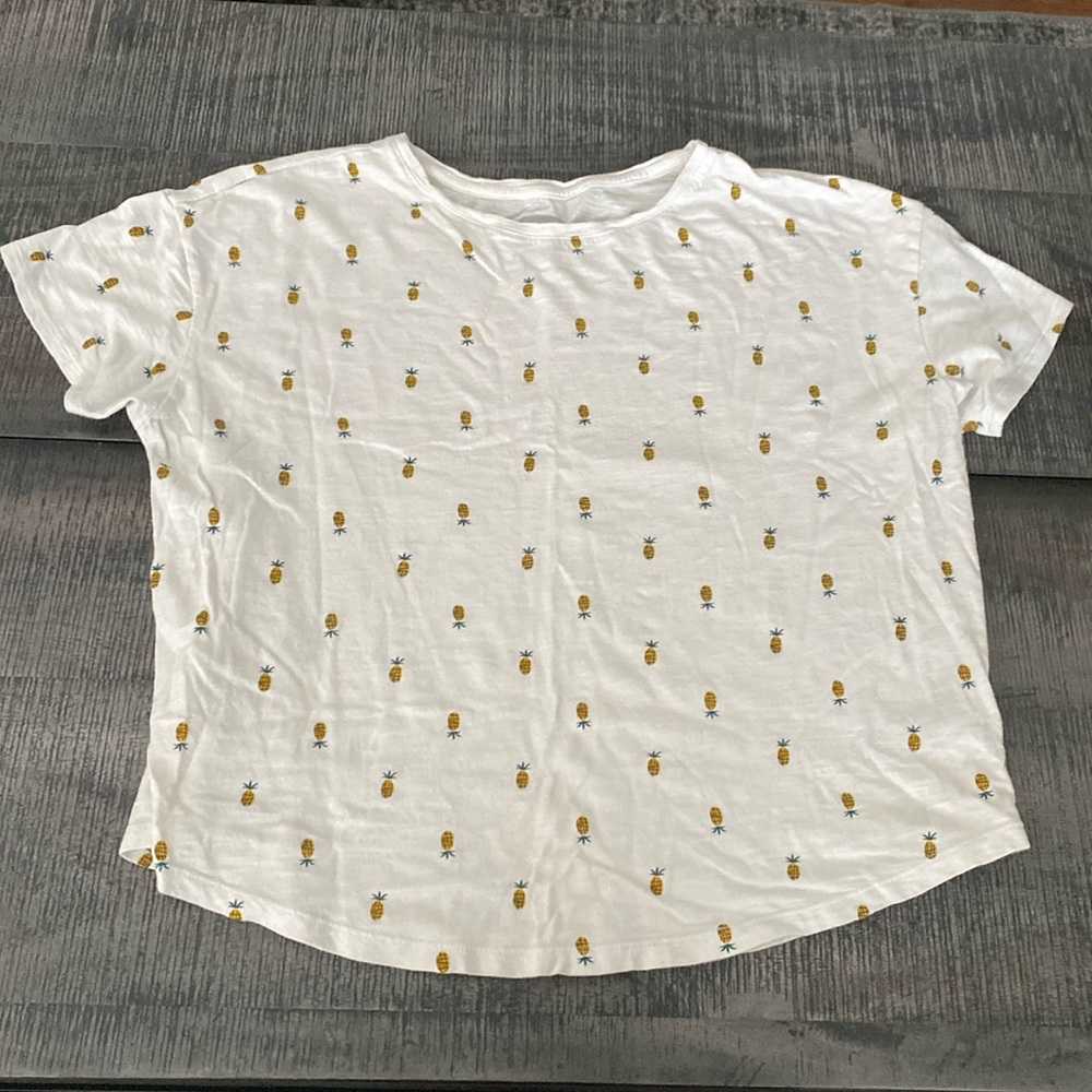 Women’s Old Navy pineapple t-shirt. Size large. Pre-owned.